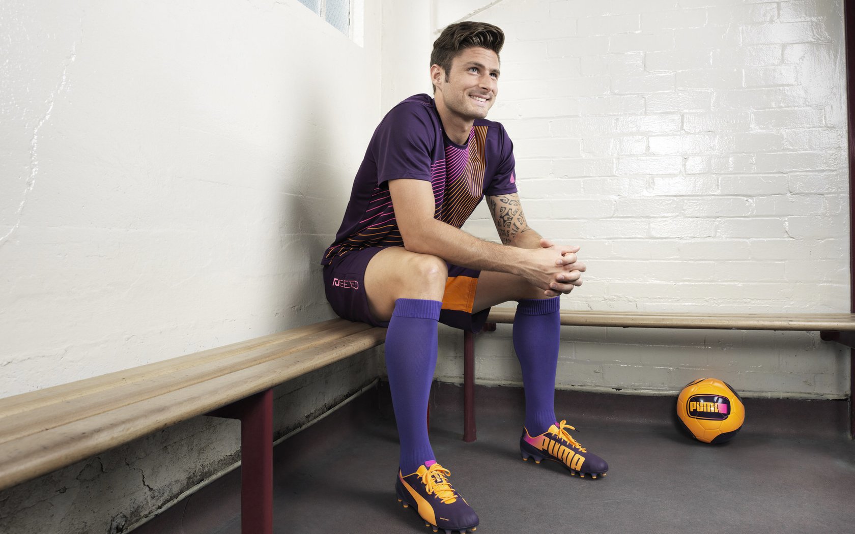 埃利亚·维维亚尼在场地自行车全能中夺金，维利亚轿车