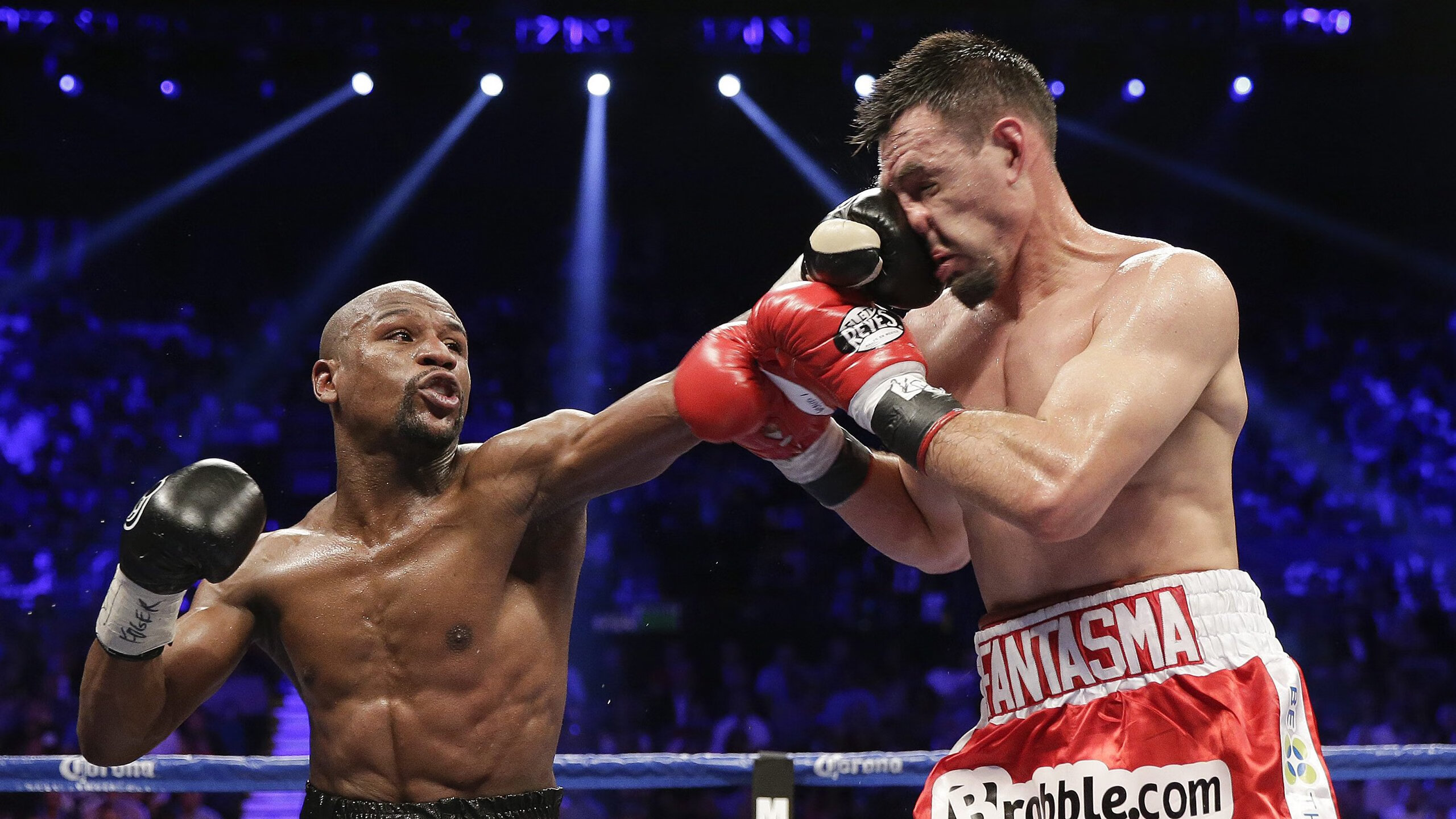 西汉姆联球迷集体欢庆,赢得阶段性胜利,西汉姆联球队